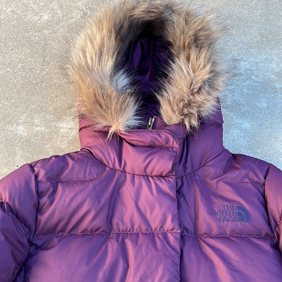 NWT The North Face Women's New Dealio Down Short Puffer Jacket - BlackBerry Wine - Picture 2 of 8